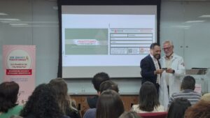 Alfredo Mendrone entrega para Eduardo Fróes primeiro Fenotcard, carteirinha oficial do Projeto Chiara