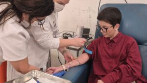 Janaína Rosenburg, paciente de talassemia intermédia, coletando amostra de sangue para realização do Fenotcard do Projeto Chiara
